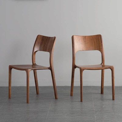 Silla de comedor de madera sólida específica con diseños competitivos y aceptables para el cliente