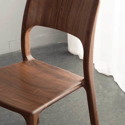 Silla de comedor de madera sólida específica con diseños competitivos y aceptables para el cliente