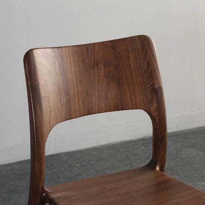 Silla de comedor de madera sólida específica con diseños competitivos y aceptables para el cliente