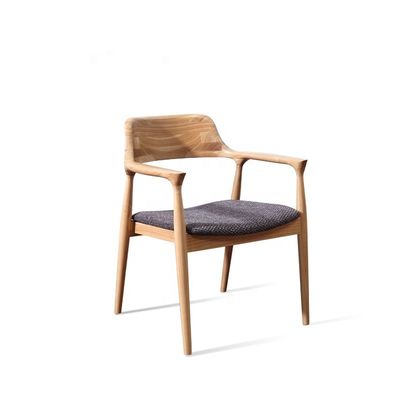 Silla de comedor asequible y duradera hecha de madera sólida para una experiencia de comedor clásica