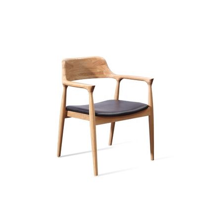 Silla de comedor asequible y duradera hecha de madera sólida para una experiencia de comedor clásica