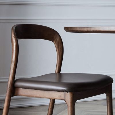 Respaldo de espalda doblado moderno de madera maciza apilada silla de comedor tapizada de cuero con diseño de respaldo curvo