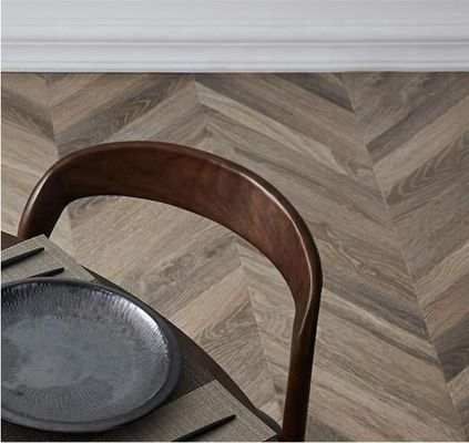 Respaldo de espalda doblado moderno de madera maciza apilada silla de comedor tapizada de cuero con diseño de respaldo curvo