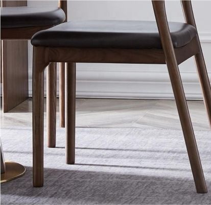 Respaldo de espalda doblado moderno de madera maciza apilada silla de comedor tapizada de cuero con diseño de respaldo curvo