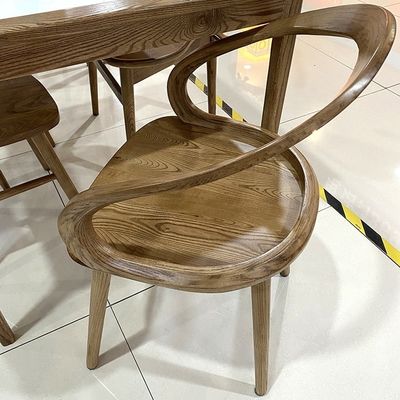 Servicio OEM aceptado silla de comedor moderna con ala de brazo de forma redonda y diseño artístico de madera sólida de ceniza nórdica