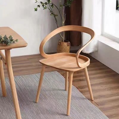 Servicio OEM aceptado silla de comedor moderna con ala de brazo de forma redonda y diseño artístico de madera sólida de ceniza nórdica