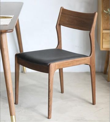 Silla de comedor tapizada apilada de madera sólida nórdica para muebles modernos de cafeterías y restaurantes