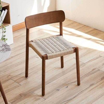 Crear un ambiente relajante de comedor con la luz nórdica de lujo silla de comedor de madera sólida y el respaldo de cuerda tejida