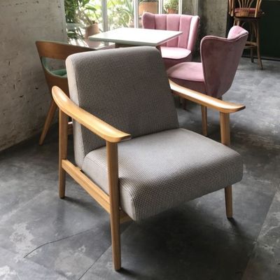 Silla de sala de estar específica del hotel en diseño moderno con reposabrazos de cuero y tela de terciopelo