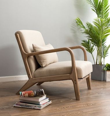 Sofá de salón nórdico moderno con reposabrazos tapizados y construcción de madera sólida