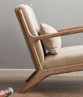 Sofá de salón nórdico moderno con reposabrazos tapizados y construcción de madera sólida