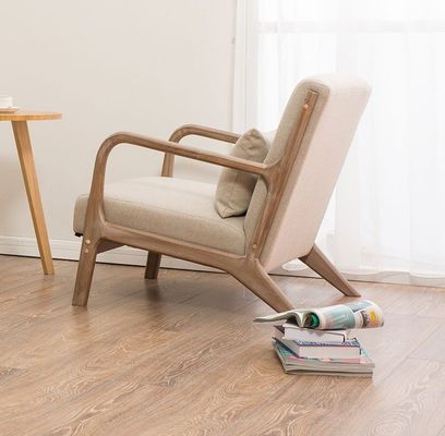 Sofá de salón nórdico moderno con reposabrazos tapizados y construcción de madera sólida