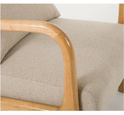 Sofá de salón nórdico moderno con reposabrazos tapizados y construcción de madera sólida