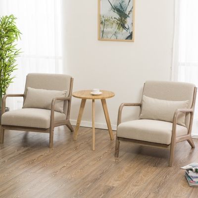 Sofá de salón nórdico moderno con reposabrazos tapizados y construcción de madera sólida