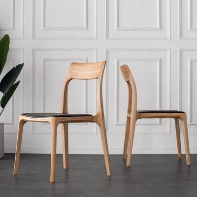 Silla de comedor de diseño clásico apilada con material de madera sólida y alta capacidad de peso de 200 kg