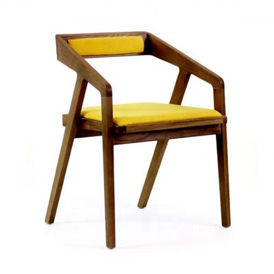 Silla de madera con reposabrazos para cafeterías y restaurantes modernos en el salón