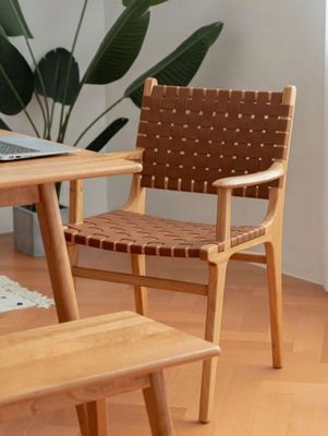 Dos años de garantía silla de comedor de madera con marco de madera maciza y cojín de asiento de cuero PU