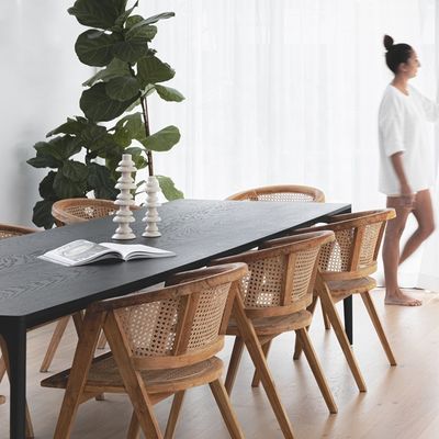 Eleva el aspecto de tu restaurante con sillas de madera personalizadas en tu color preferido