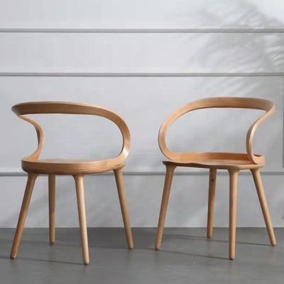 Silla de café con respaldo curvo y estilo nórdico