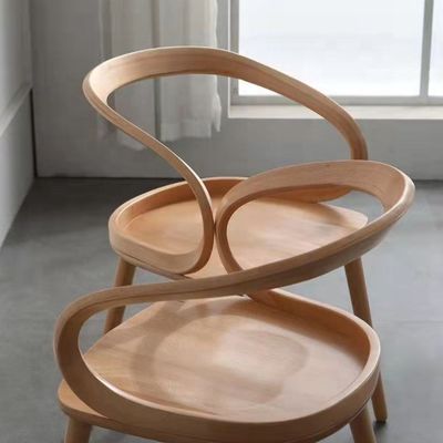 Silla de café con respaldo curvo y estilo nórdico