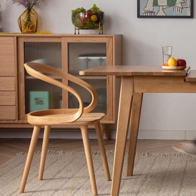 Silla de café con respaldo curvo y estilo nórdico