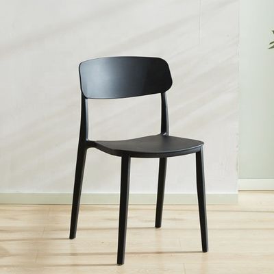 Silla de plástico rojo apilable para el diseño nórdico moderno en el restaurante del hotel Banquete o comedor en casa
