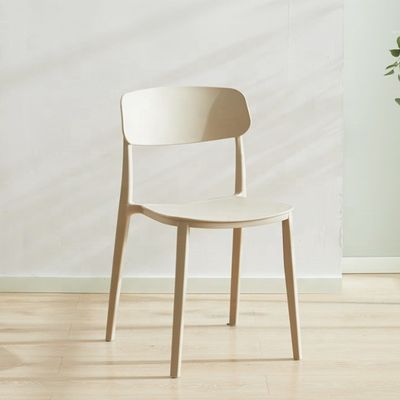 Silla de plástico rojo apilable para el diseño nórdico moderno en el restaurante del hotel Banquete o comedor en casa
