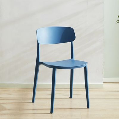 Silla de plástico rojo apilable para el diseño nórdico moderno en el restaurante del hotel Banquete o comedor en casa