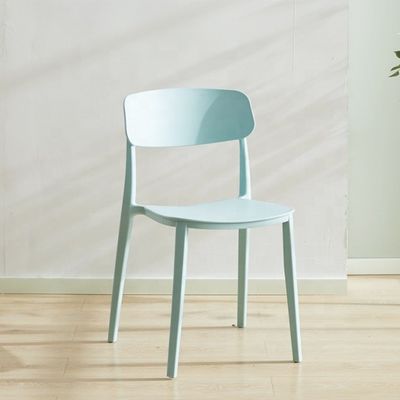 Silla de plástico rojo apilable para el diseño nórdico moderno en el restaurante del hotel Banquete o comedor en casa