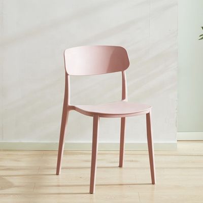 Silla de plástico rojo apilable para el diseño nórdico moderno en el restaurante del hotel Banquete o comedor en casa