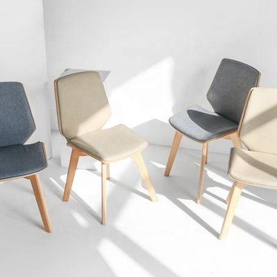 Economía comercial silla de comedor de tela con patas de madera maciza y diseño de tela moderna