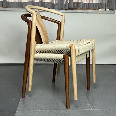 Embalaje de correo Restaurante sencillo Silla de madera apilada con asiento de cuerda y diseño ligero