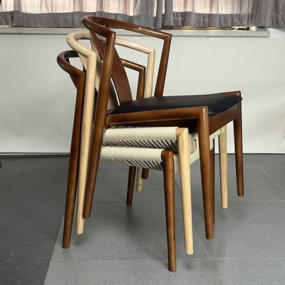 Embalaje de correo Restaurante sencillo Silla de madera apilada con asiento de cuerda y diseño ligero