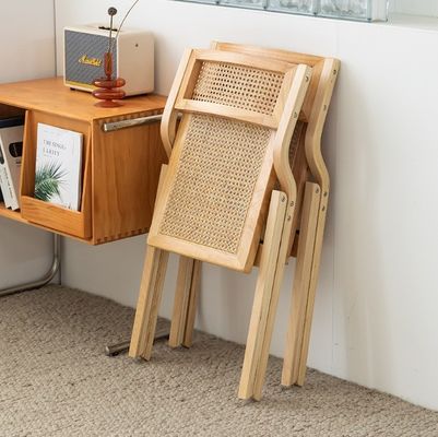Silla de madera plegable de estilo moderno para comidas de ratán duraderas en eventos de bodas