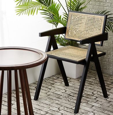 Diseño moderno Muebles de comedor de lujo Rattan de madera sólida Silla de restaurante con reposabrazos