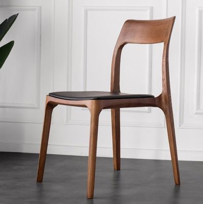 Diseños personalizados Estilo de diseño Elegante silla de comedor de madera sólida nórdica con asiento de cuero de PU