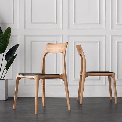 Diseños personalizados Estilo de diseño Elegante silla de comedor de madera sólida nórdica con asiento de cuero de PU