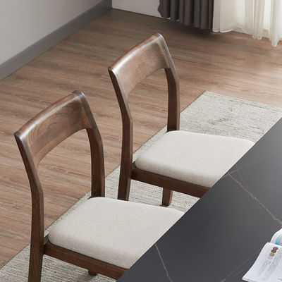 Diseños personalizados Estilo de diseño Elegante silla de comedor de madera sólida nórdica con asiento de cuero de PU
