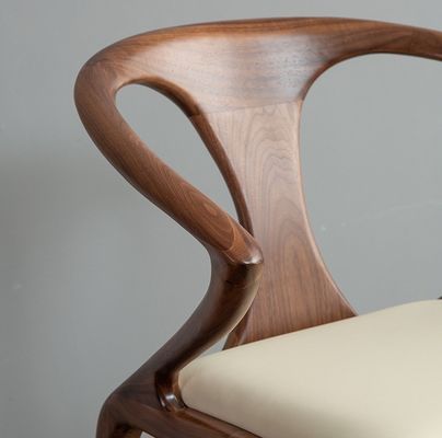 Silla de comedor de dormitorio de madera sólida nórdica con reposabrazos de diseño moderno acabado lacado