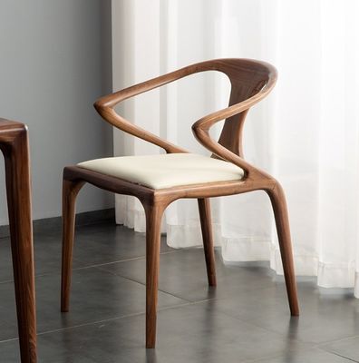 Silla de comedor de dormitorio de madera sólida nórdica con reposabrazos de diseño moderno acabado lacado