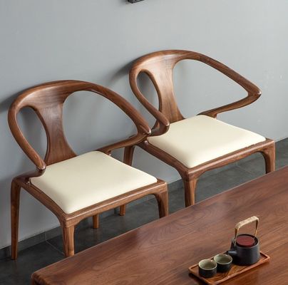 Silla de comedor de dormitorio de madera sólida nórdica con reposabrazos de diseño moderno acabado lacado