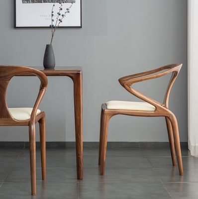 Silla de comedor de dormitorio de madera sólida nórdica con reposabrazos de diseño moderno acabado lacado