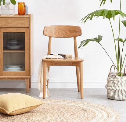 Silla de comedor apilable para restaurante moderno hecha de madera sólida en color natural