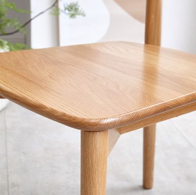 Silla de comedor apilable para restaurante moderno hecha de madera sólida en color natural