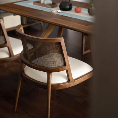 Muebles de comedor de lujo Rattan de madera maciza PU asiento de cuero silla de comedor para restaurante con y servicio OEM aceptado