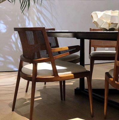 Muebles de comedor de lujo Rattan de madera maciza PU asiento de cuero silla de comedor para restaurante con y servicio OEM aceptado
