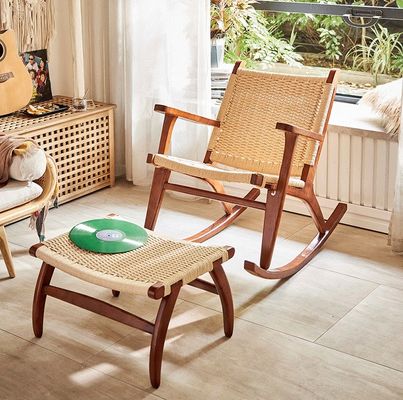Agregue un toque de elegancia a su salón al aire libre con una silla mecedora de madera sólida de cuerda tejida vintage
