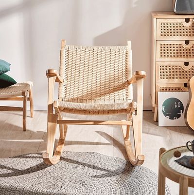 Agregue un toque de elegancia a su salón al aire libre con una silla mecedora de madera sólida de cuerda tejida vintage