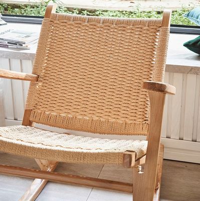 Agregue un toque de elegancia a su salón al aire libre con una silla mecedora de madera sólida de cuerda tejida vintage
