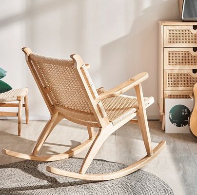 Agregue un toque de elegancia a su salón al aire libre con una silla mecedora de madera sólida de cuerda tejida vintage